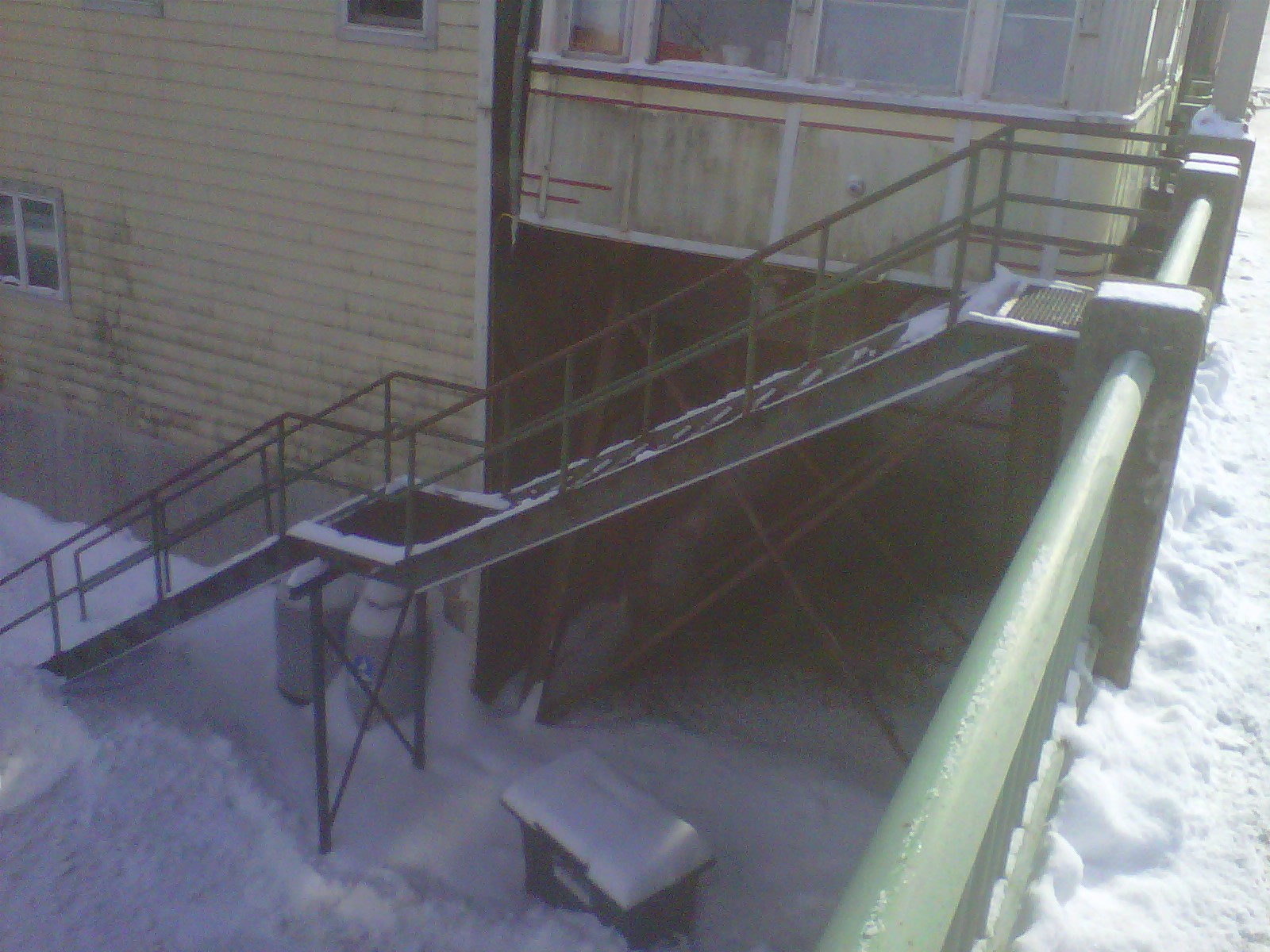 A 1 Diner - stairs to parking below (20')