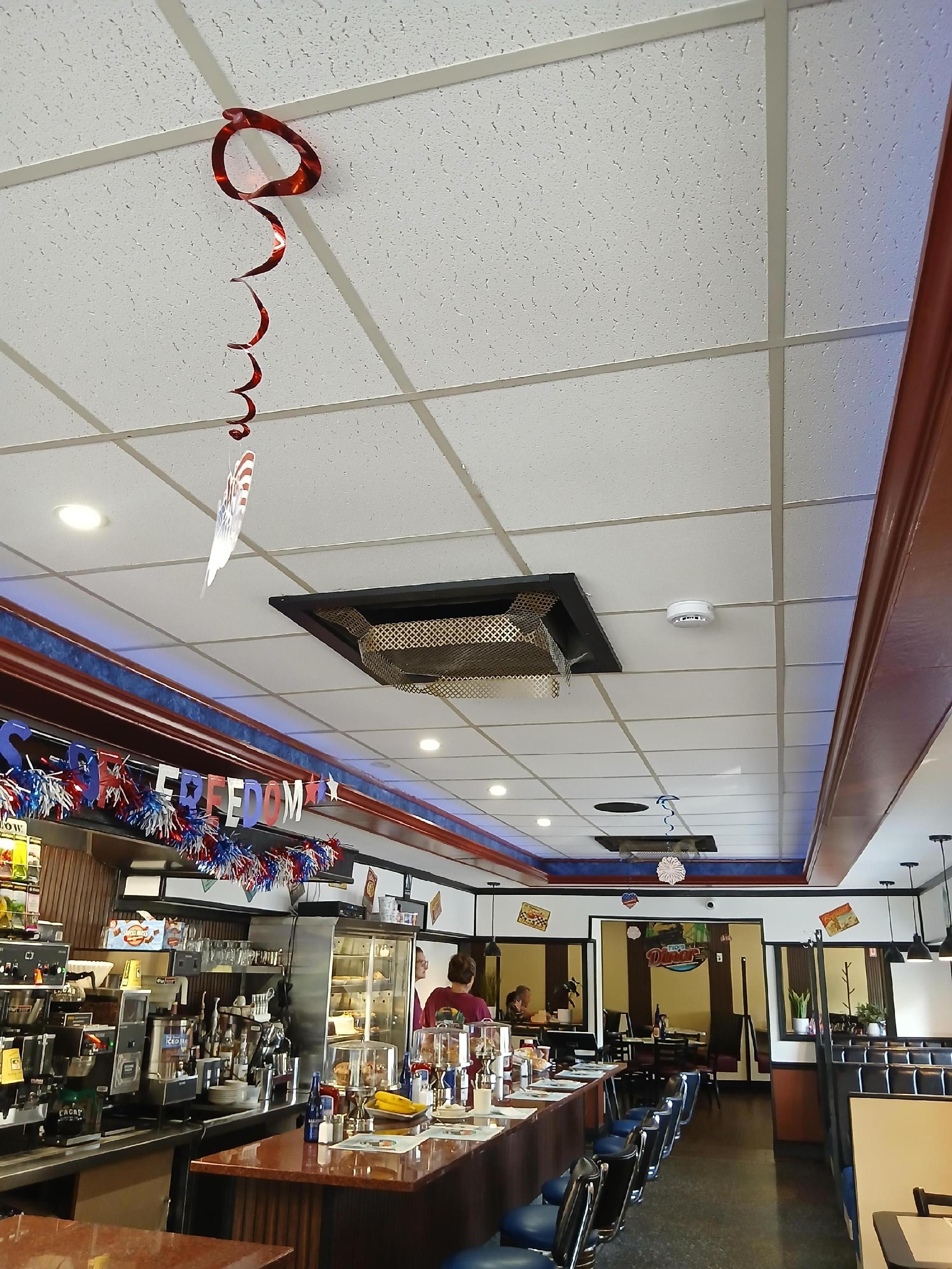Tio's Diner - counter and ceiling